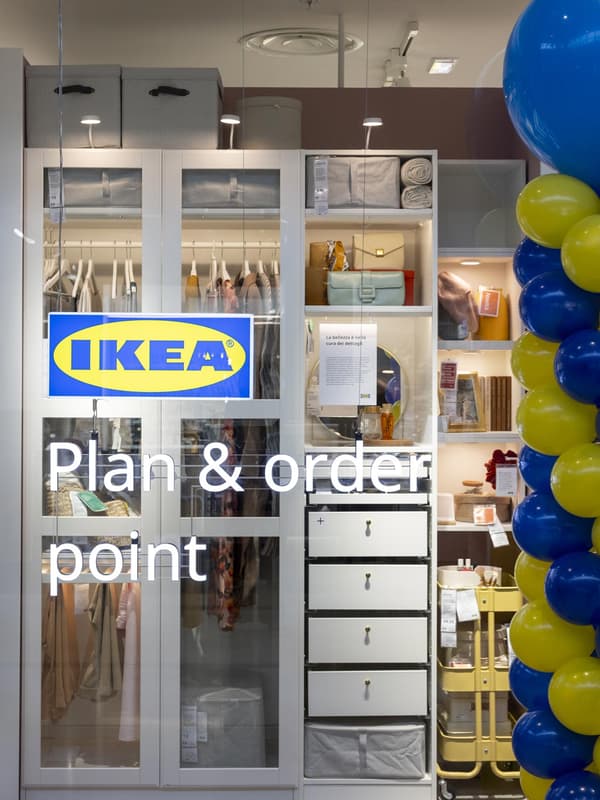 Foto dell'apertura di IKEA Como plan and order point con l'entrata del negozio