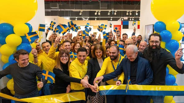 Foto dell'apertura di IKEA Reggio Calabria Plan & order point con tante persone che tagliano il nastro di apertura nel negozio.