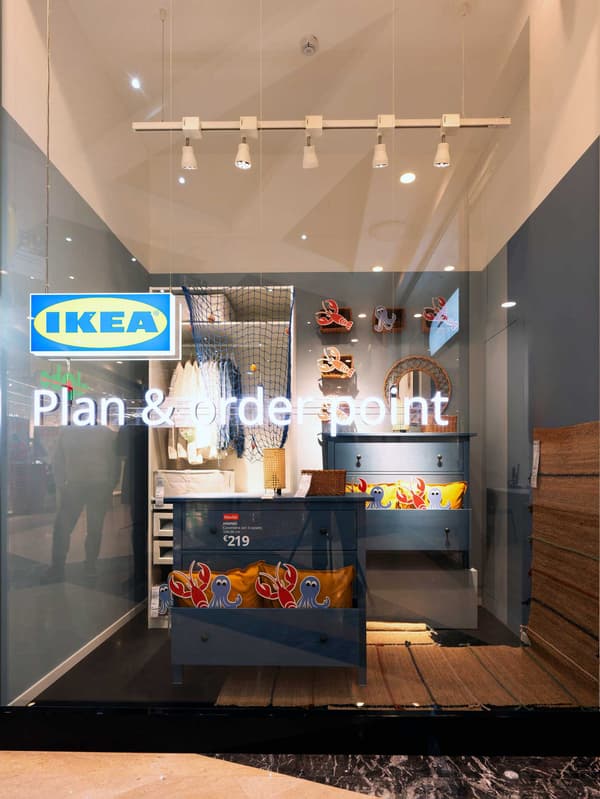 Foto dell'apertura di IKEA Reggio Calabria plan and order point con l'entrata del negozio.