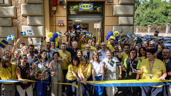 Foto dell'apertura di IKEA Roma Regina Margherita Plan & order point con tante persone che tagliano il nastro di apertura nel negozio.