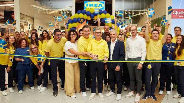 Foto dell'apertura di IKEA Treviso Plan & order point con tante persone che tagliano il nastro di apertura nel negozio.