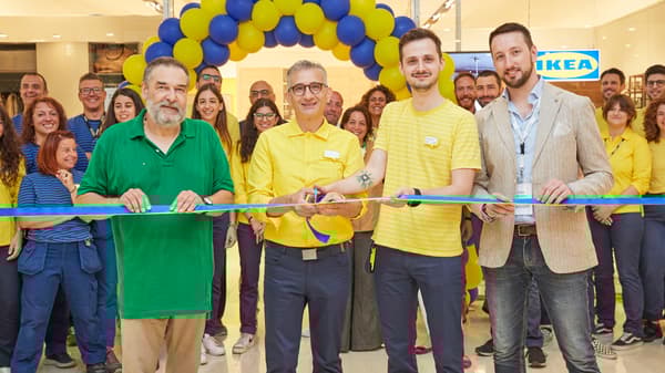 Foto dell'apertura di IKEA Vicenza Plan & order point con tante persone che tagliano il nastro di apertura nel negozio.