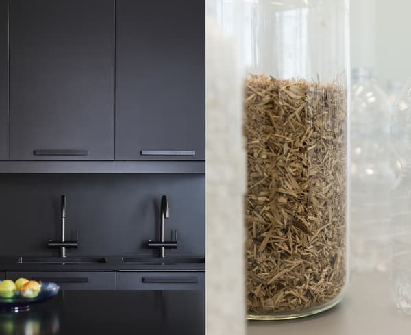 Foto s čelami KUNGSBACKA a recyklovanými kúskami dreva, papiera a plastu v dóze.