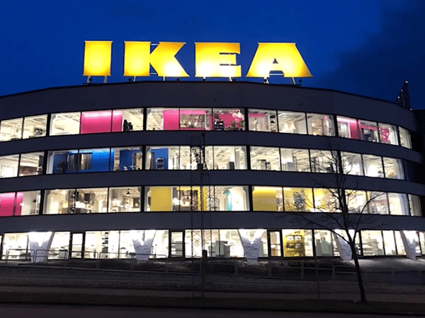 Fotografi på ett modernt varuhus med stor IKEA-skylt på taket.