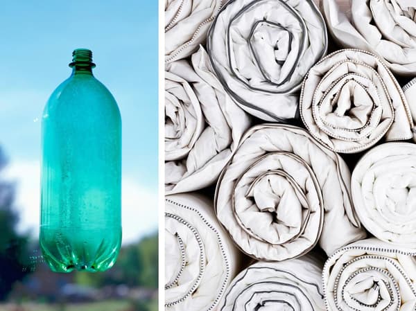 Fotografia s plastovou fľašou a zrolovanými paplónmi IKEA GLANSVIDE, ktorých náplň je vyrobená zo 70 % recyklovaného PET plastu.