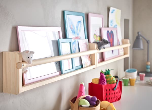 Fotografias e brinquedos em duas estantes lado a lado.