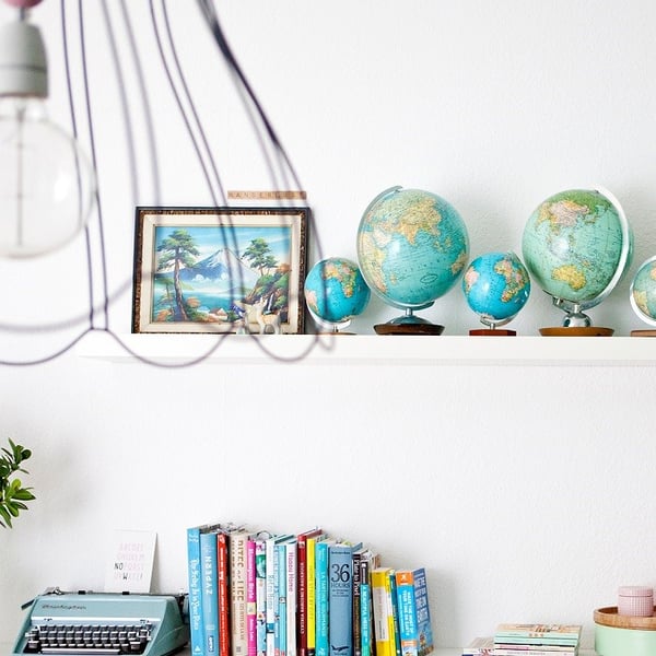 Фотография глобусов на полке