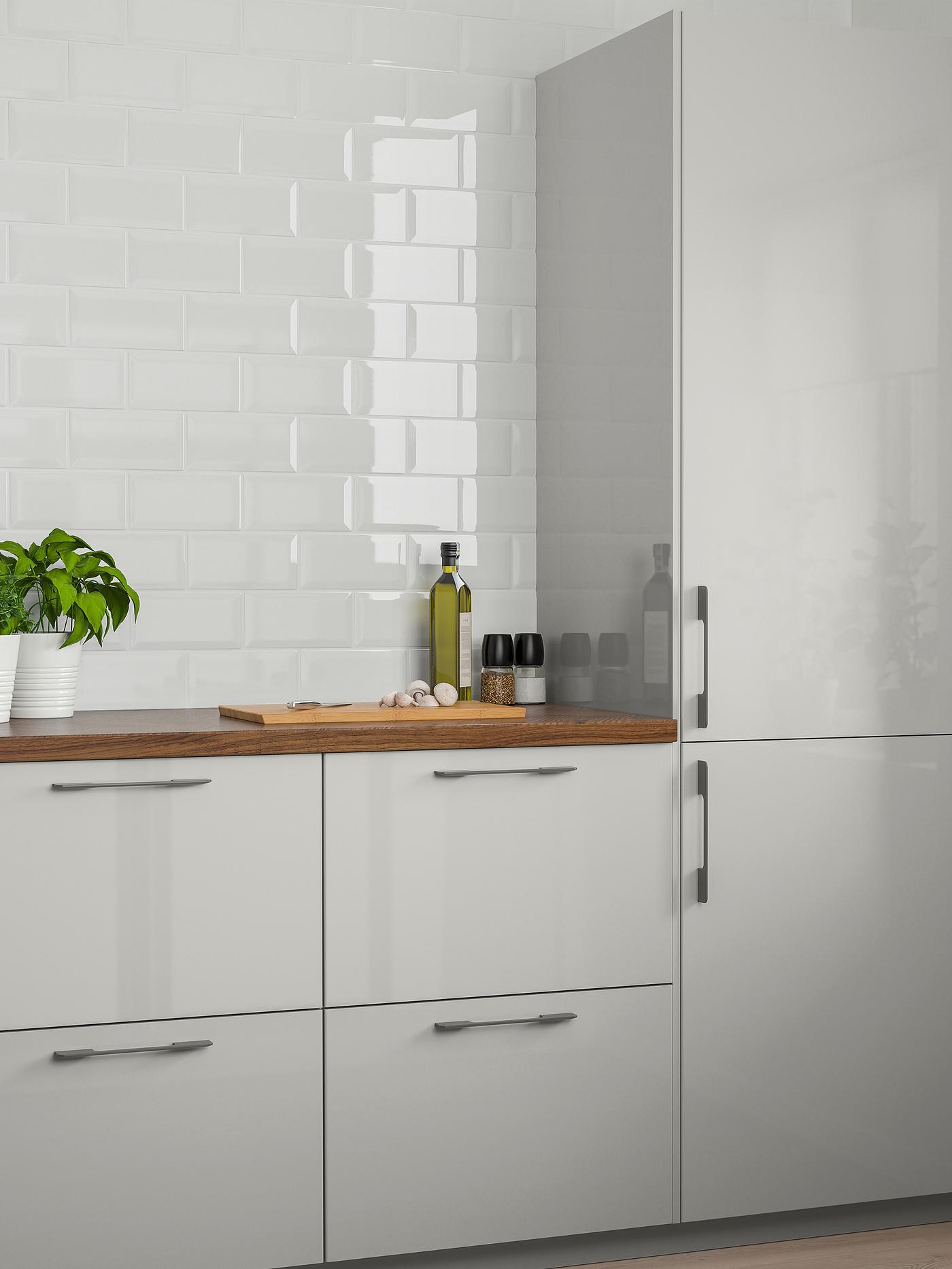Four cabinets with light-gray drawer fronts and two wall cabinets with light-gray doors.