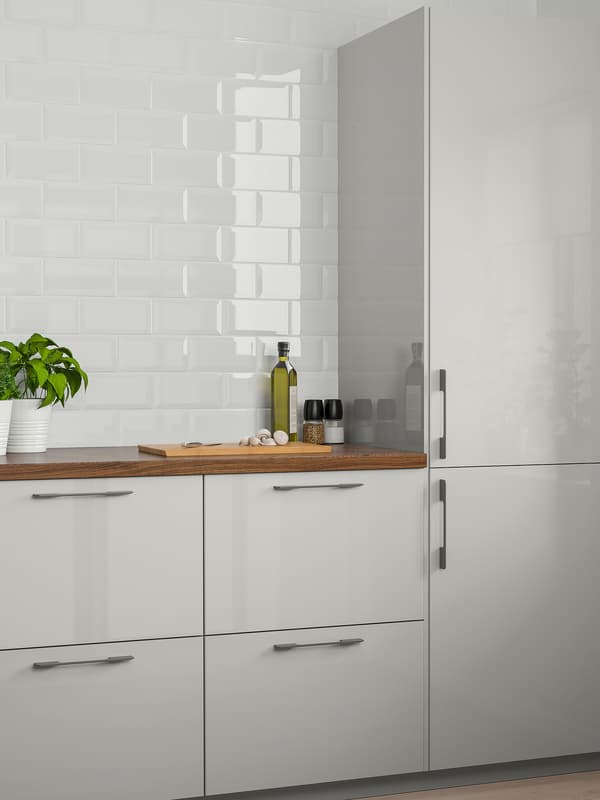 Four cabinets with light-grey drawer fronts and two wall cabinets with light-grey doors.