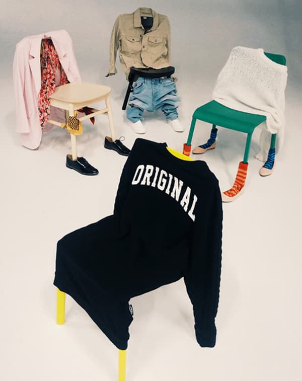 Four chairs stand in a circle, each dressed up in outfits like people. The one at the front wears a SAMMANKOPPLA hoodie.