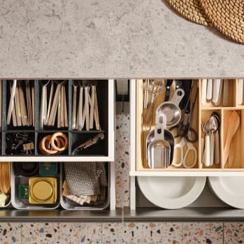 Four pulled-out MAXIMERA kitchen drawers with various items in a cutlery tray, an adjustable organiser for drawer and boxes.