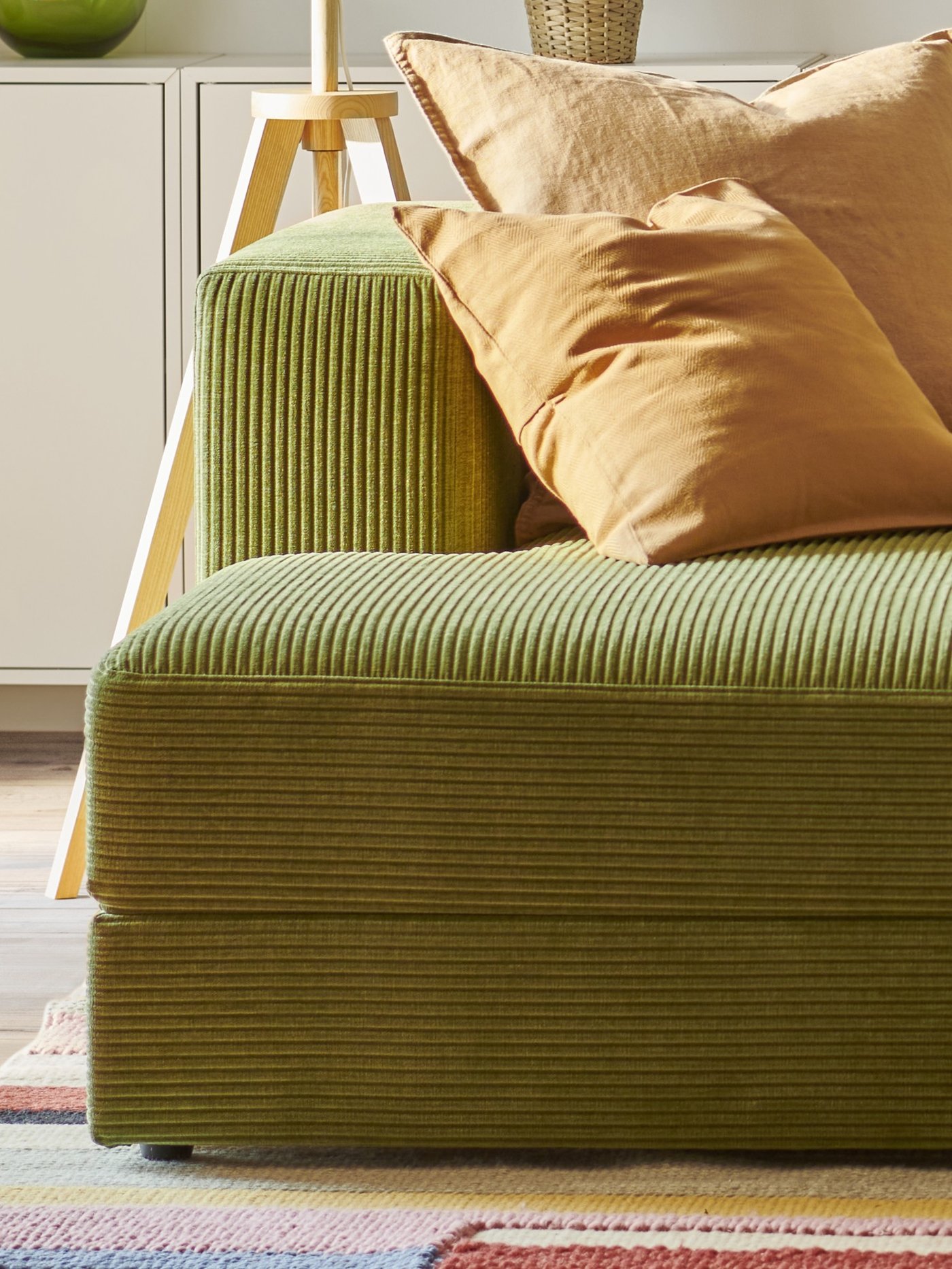 Fragment zielonej sofy JÄTTEBO.