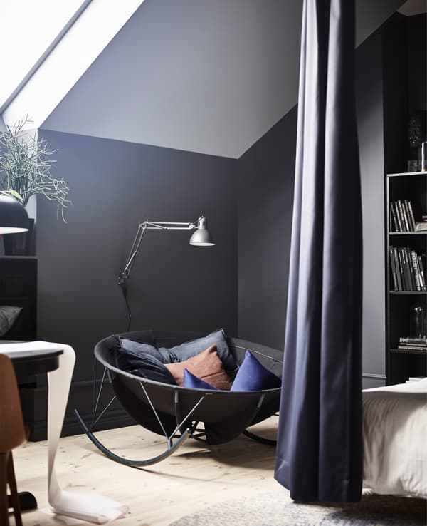 Franchement ludique, la chaise berçante IKEA PS 2017 ajoute une touche de modernité à votre décor. Sa housse noire en polyester est lavable en machine. Aménagez votre coin lecture :chaise, lampe et bibliothèque. Voilà un lieu invitant et paisible.