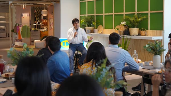 Francisco Errázuriz hablando con clientes y periodistas sobre la nueva tienda de IKEA Plaza Oeste.