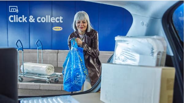 Frau holt ihren Einkauf aus der Box ab
