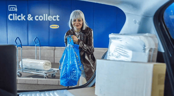 Frau holt sich CundC Ware ab