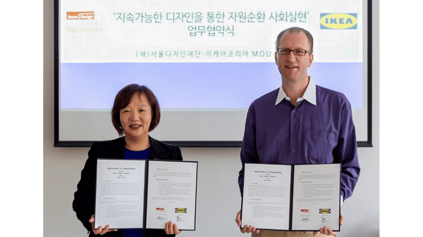 Frederick Johansson, IKEA Korea Country Retail Manager and Chief Sustainability Officer (right) and Choi Kyung-ran, CEO of Seoul Design Foundation (left), after signing an MOU between IKEA Korea and Seoul Design Foundation at DDP