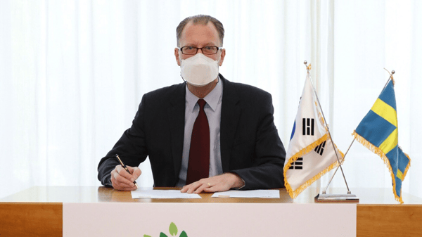  Fredrik Johansson, Country Retail Manager and Chief Sustainability Officer (CSO) at IKEA Korea signing a mission statement.
