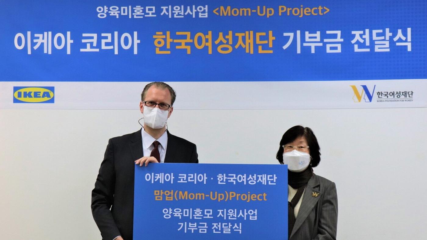 Fredrik Johansson, Country Retail Manager at IKEA Korea (left) and Pilwha Chang, Chairperson of the Korea Foundation for Women (right) at the ‘Mom-up Project’ donation ceremony