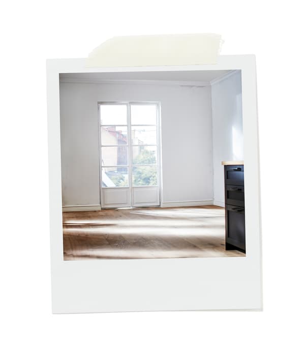 ห้องว่างที่มีพื้นไม้และผนังสีขาว มีแสงส่องเข้ามา หน้าต่างสไตล์ French สองบานที่เปิดไปสู่สวนได้