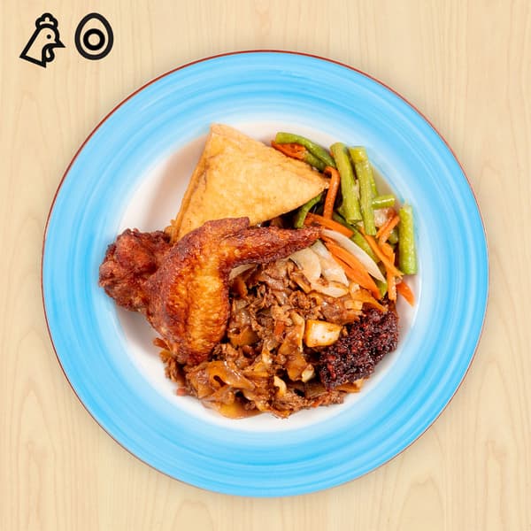 Fried kway teow with 1 pc chicken wing