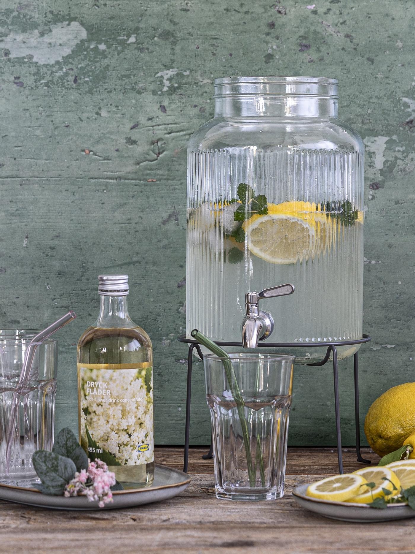 Frische Limonade mit IKEA Holunderblütensirup auf einem Holztisch