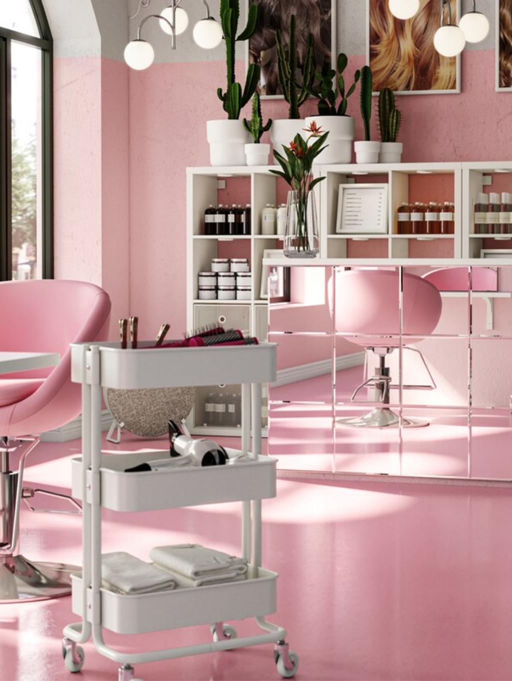 Frizerski salon v rožnati barvi, ki izstopa