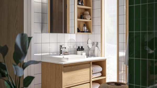 Frontali ÄNGSJÖN effetto rovere in una soluzione per il bagno composta da un mobile per lavabo con cassetti e un mobile a giorno, più un mobile a specchio in alto.