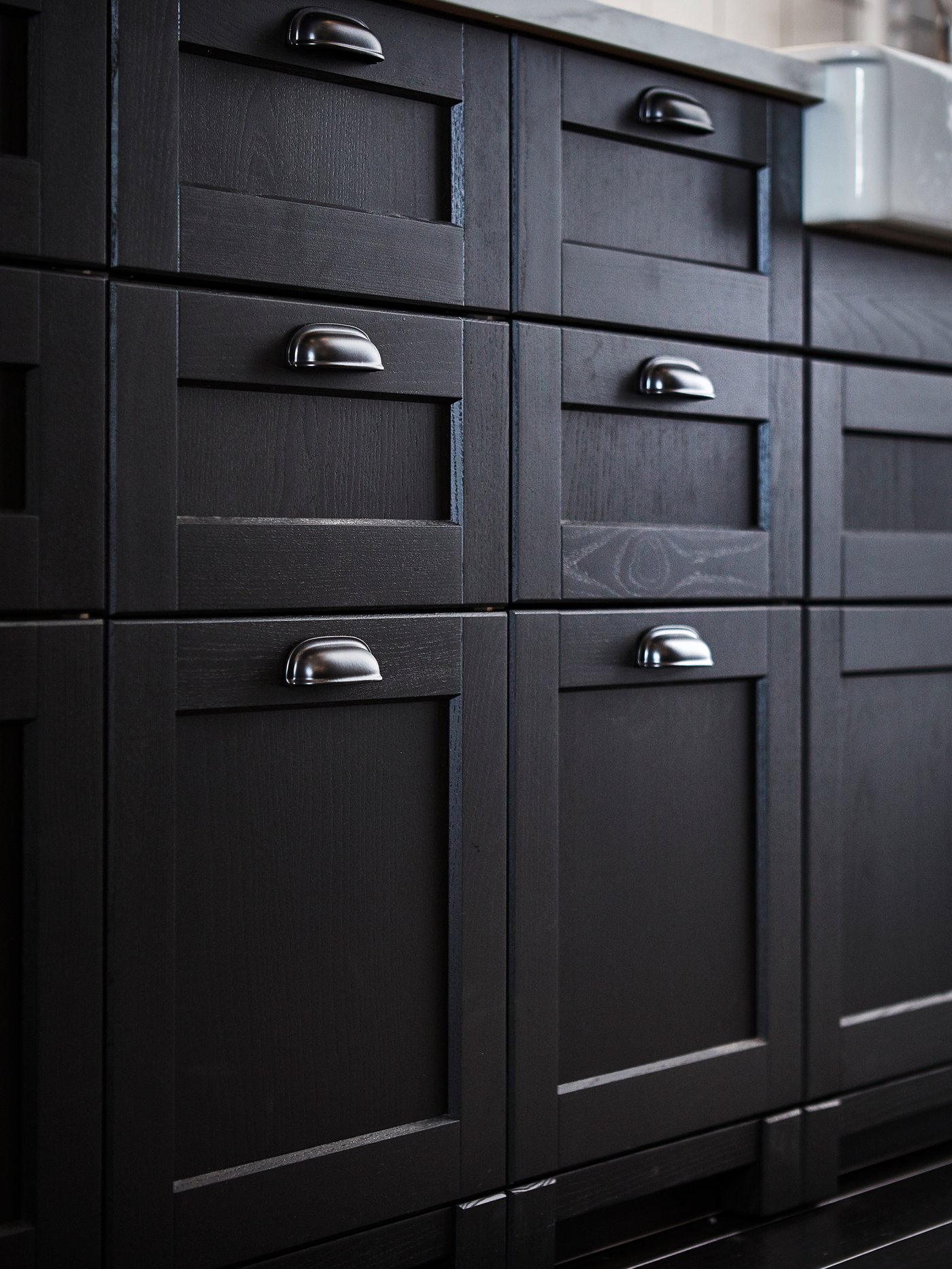 Frontali cassetto tradizionali LERHYTTAN mordente nero con maniglie ENERYDA nere.