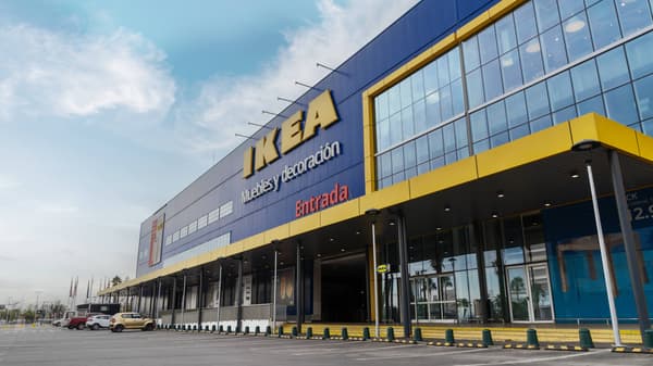 Frontis de la tienda IKEA Plaza Oeste