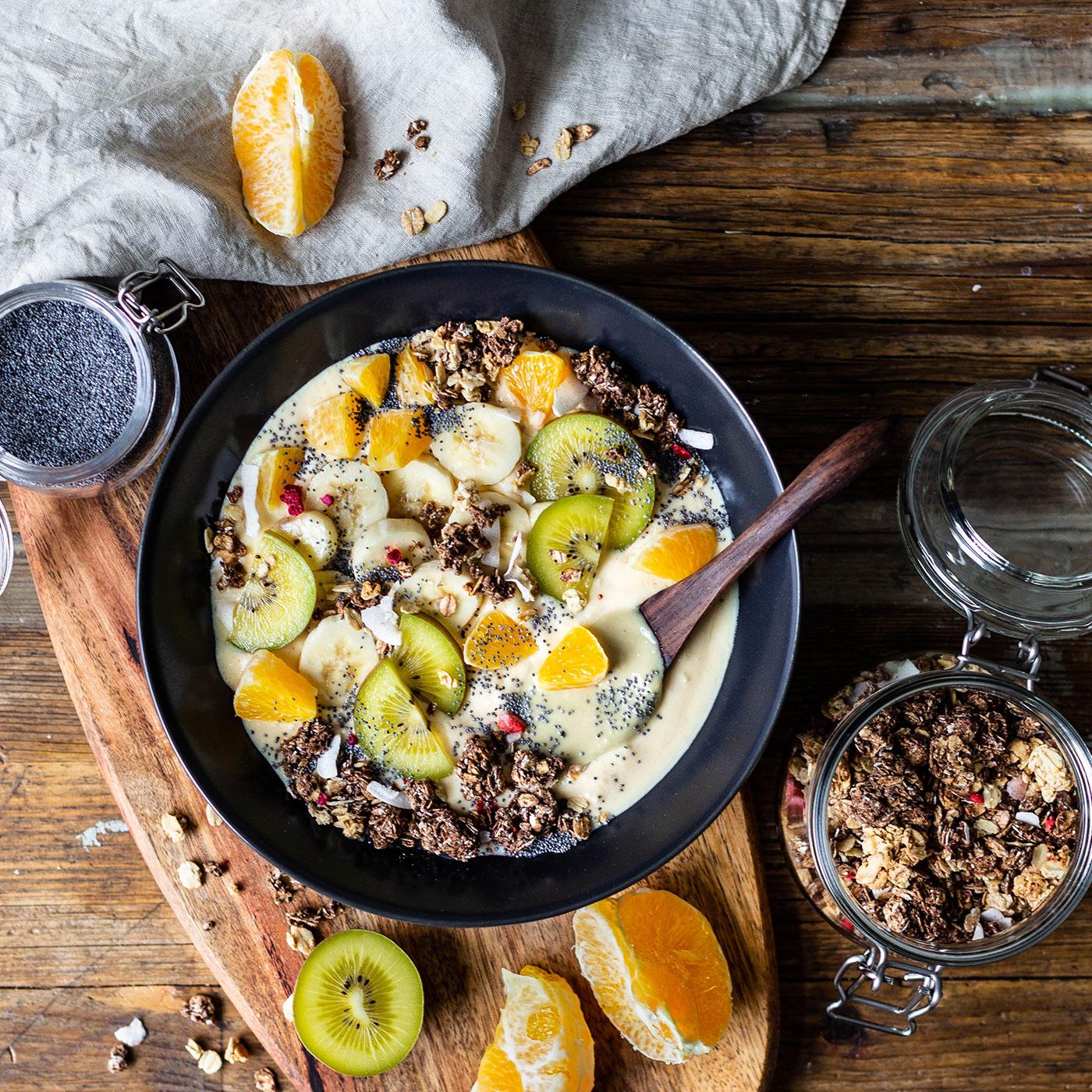 Fruchtige Smoothiebowl mit Müsli @_food_enthusiast_