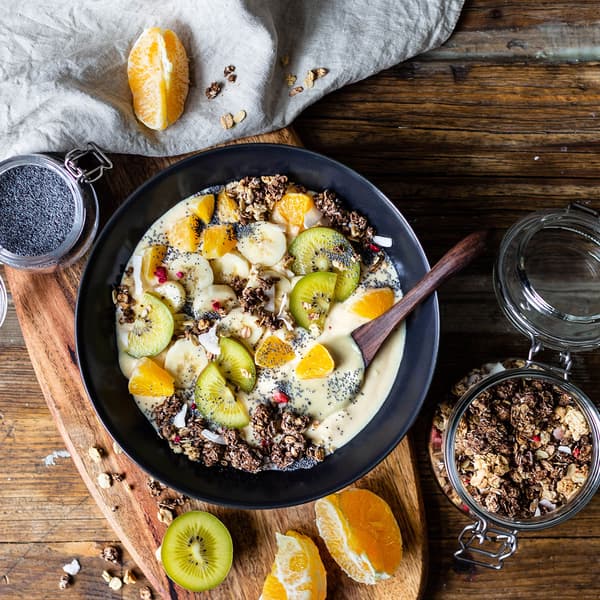 Fruchtige Smoothiebowl mit Müsli @_food_enthusiast_
