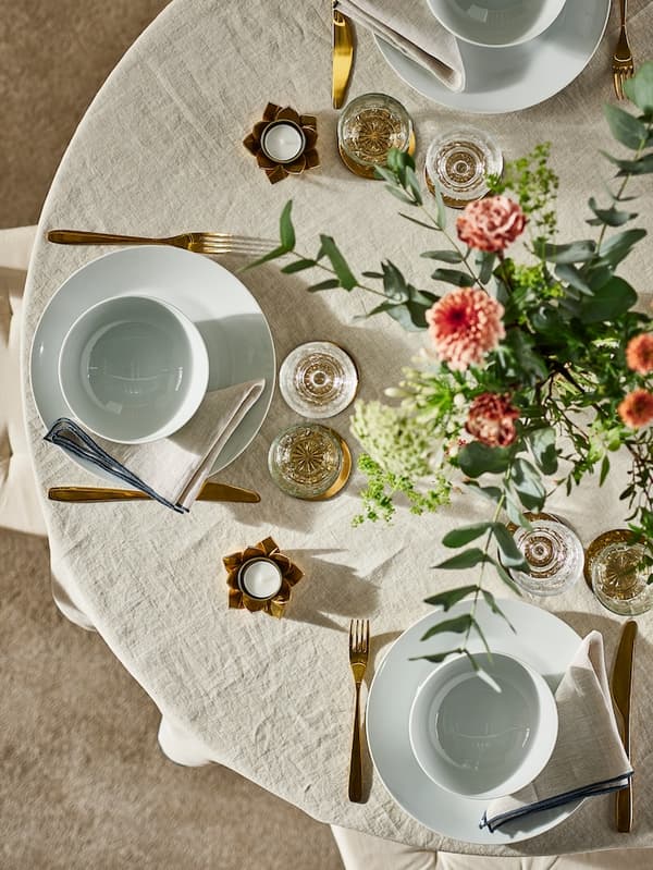 Frühlingshafter Tisch von oben fotografiert.