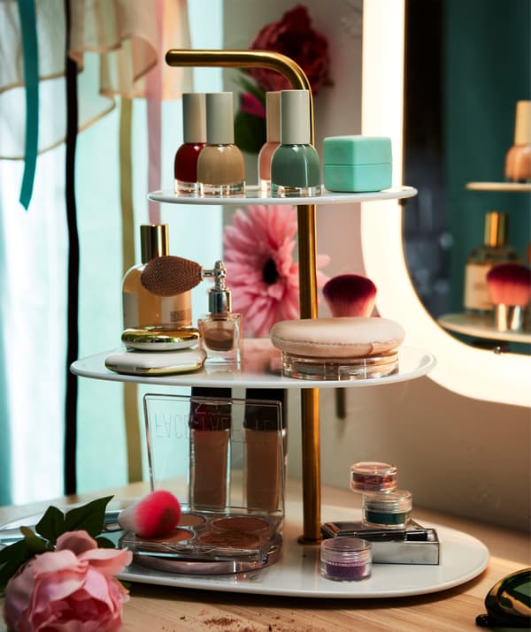 Frutero FÖRÄDLA en blanco y bronce utilizado para guardar el maquillaje.