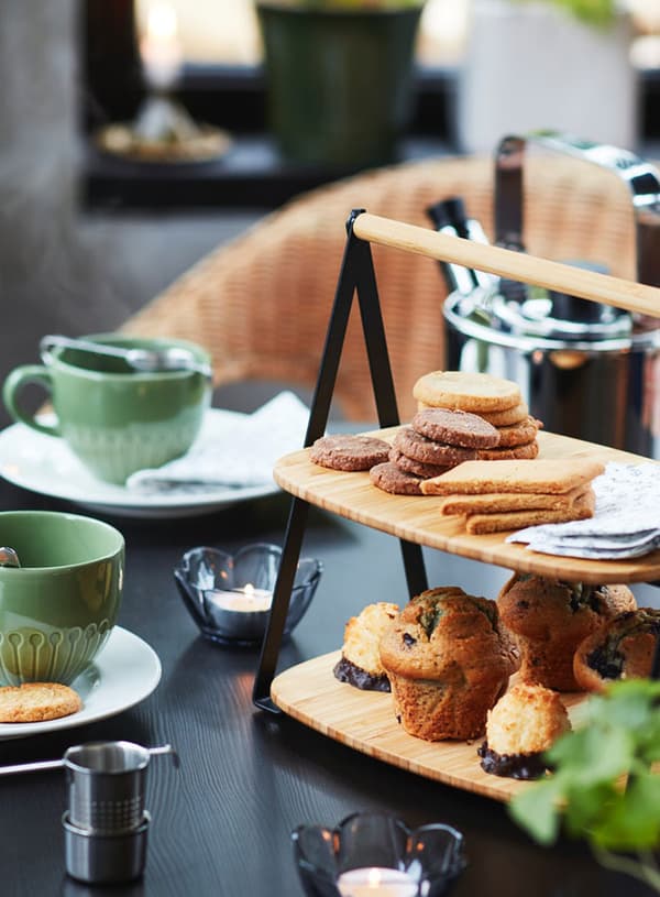 FULLSPÄCKAD serving tray sitting on table stacked with baked goods