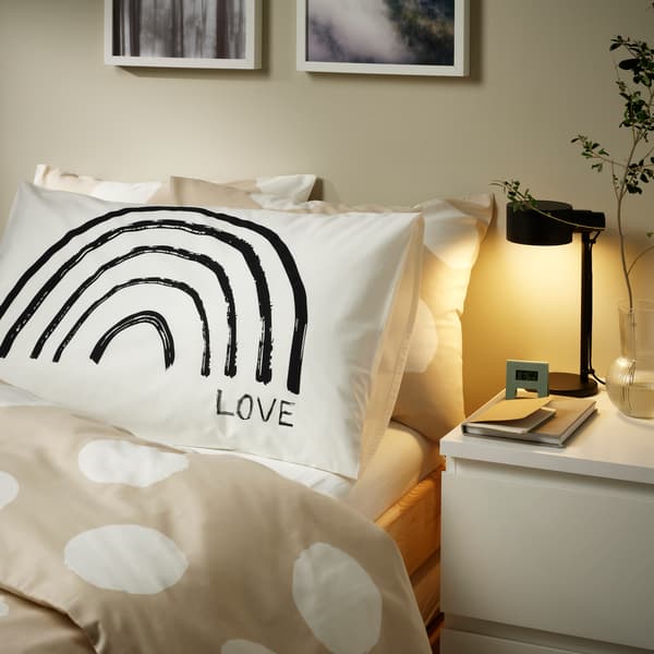 funda almohada blanca encima de cama