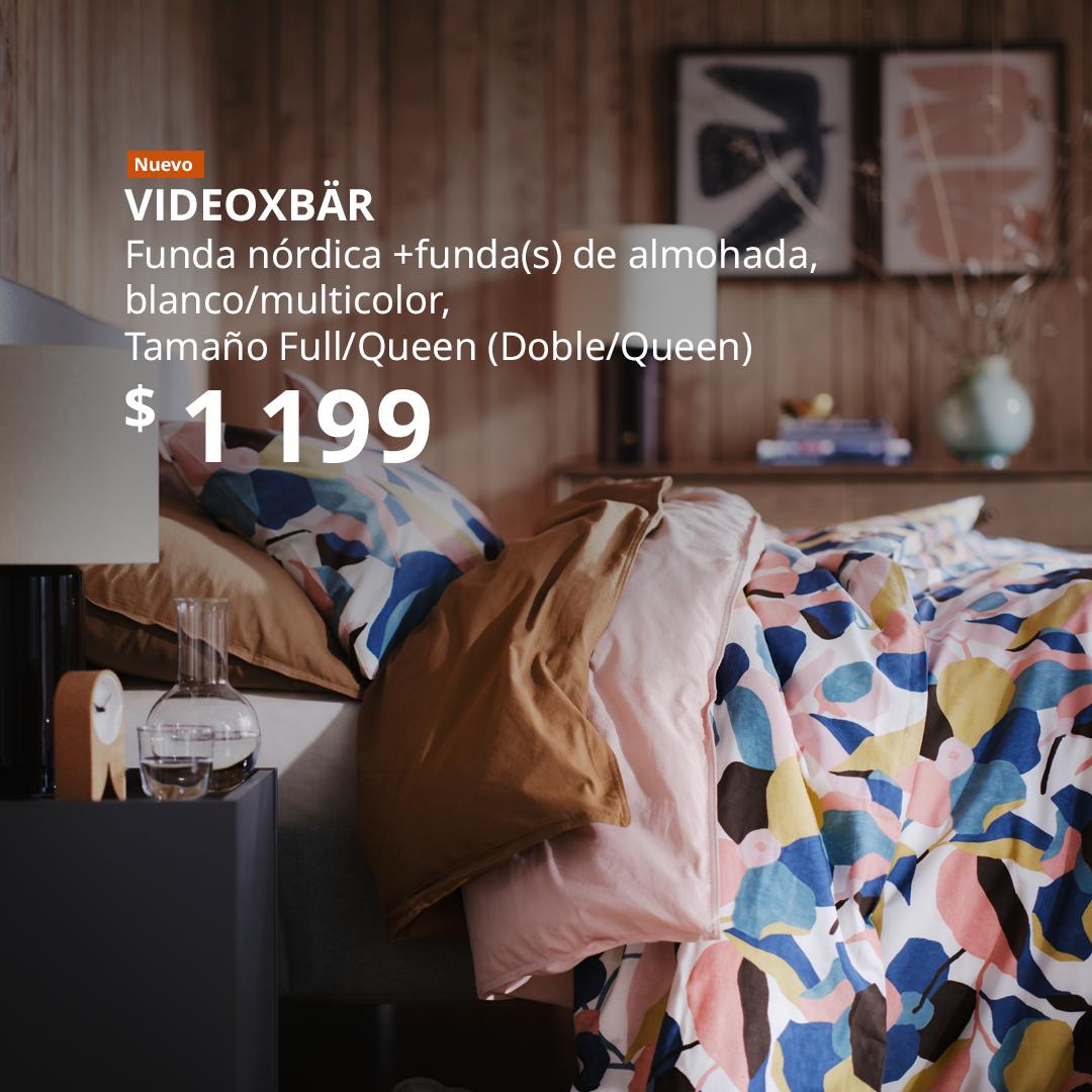 Funda de duvet y funda(s) de almohada VIDEOXBÄR con estampado multicolor abstracto sobre una cama en un dormitorio.