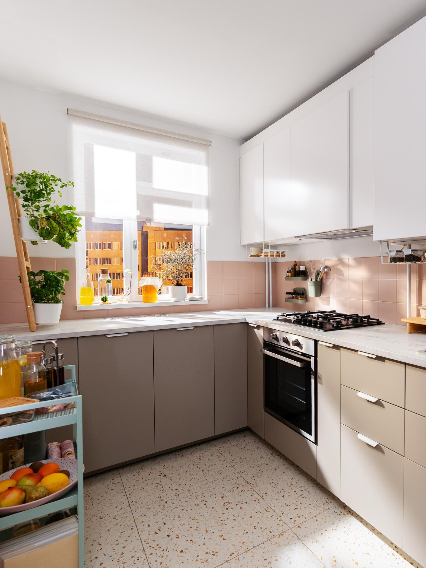 Funkcjonalna kuchnia w stylu nowoczesnym, fronty HAVSTORP, VEDDINGE