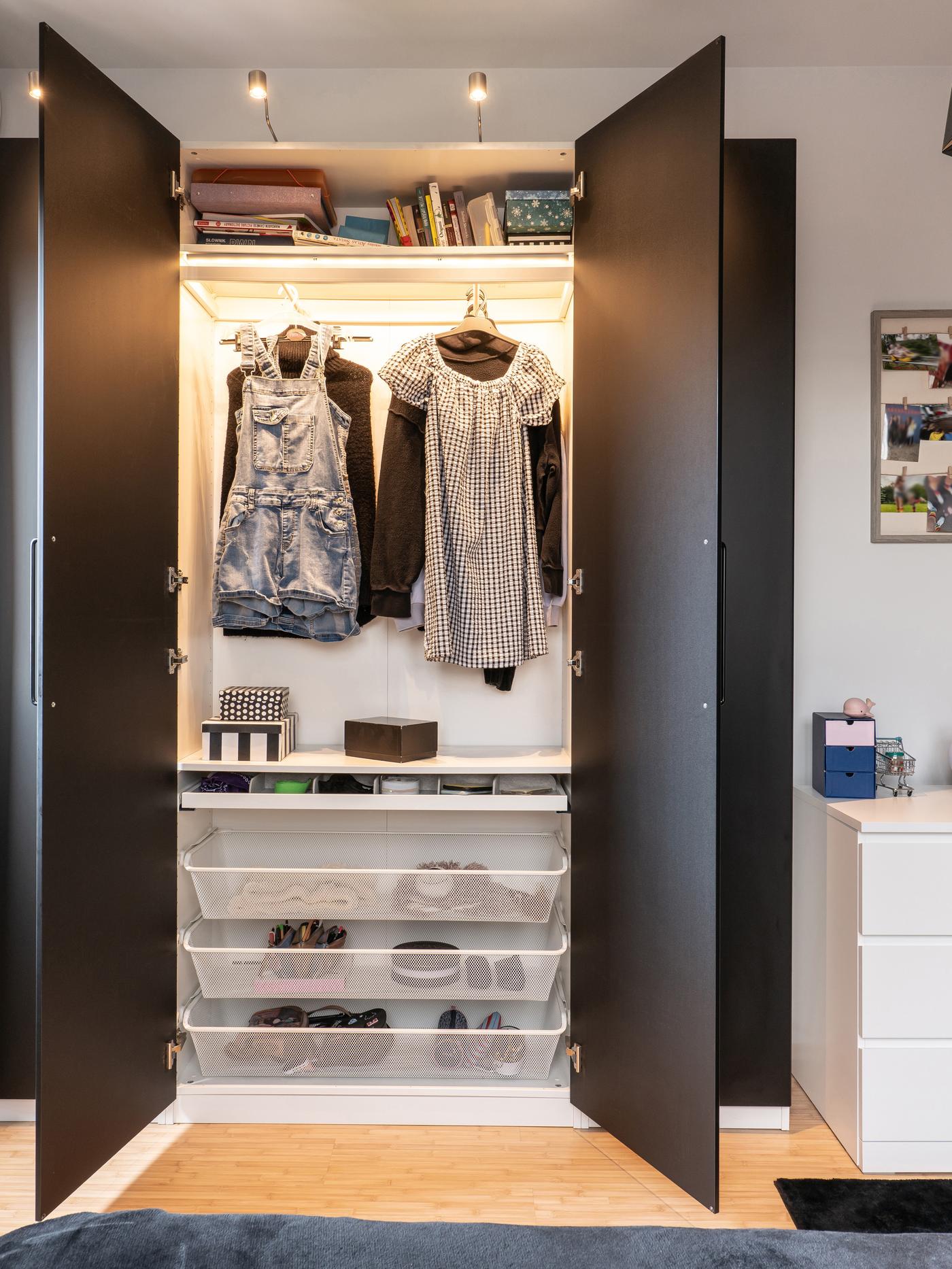 Funkcjonalny pokój nastolatki na poddaszu