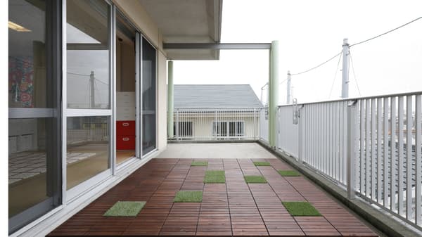 フロアデッキを引き詰めたバルコニー。