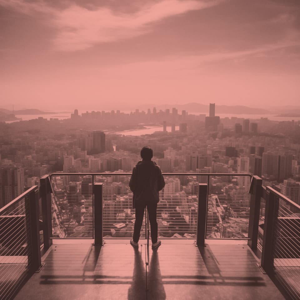 人がバルコニーに立って外を眺めている