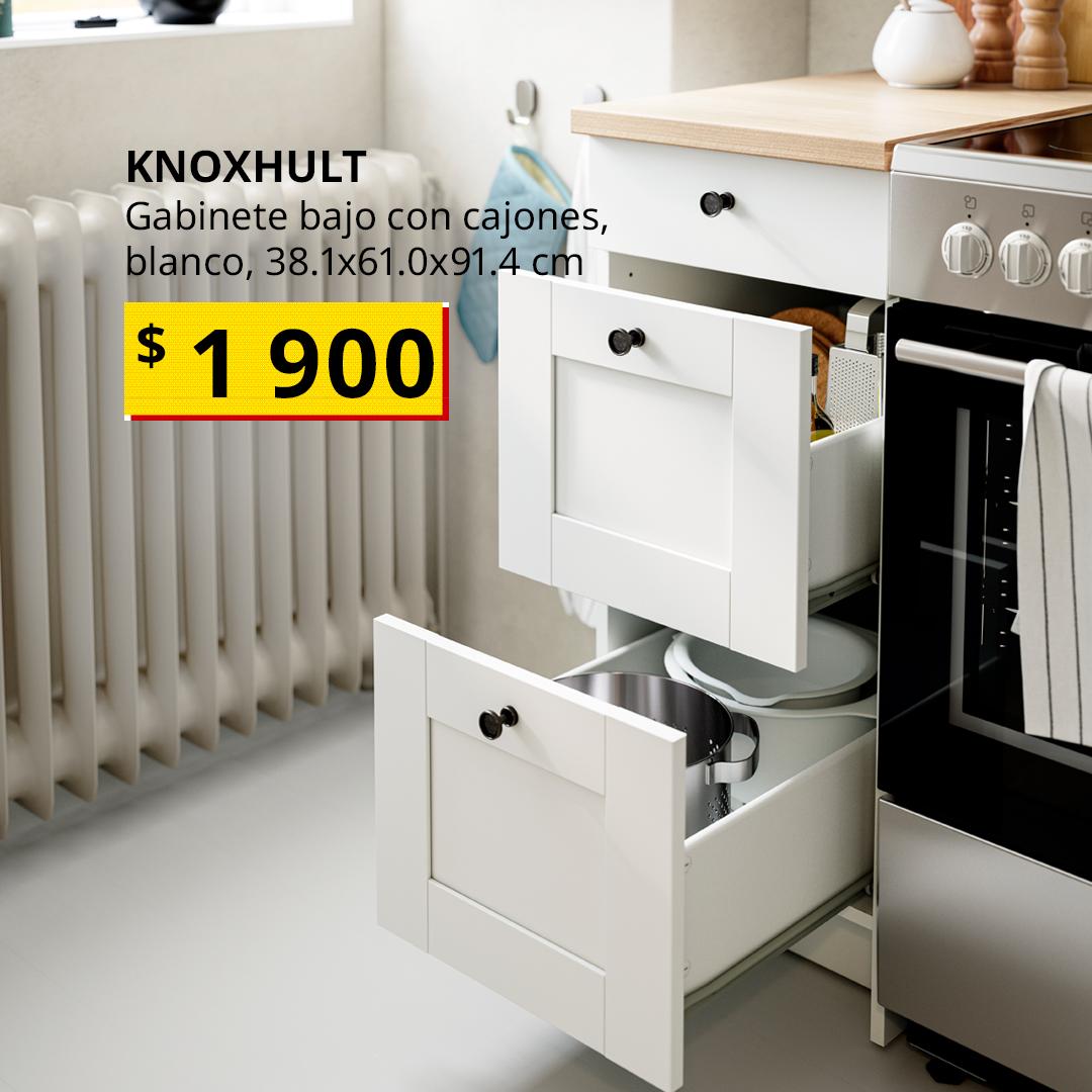 Gabinete bajo KNOXHULT con cajones en color blanco, diseño moderno y funcional para cocinas pequeñas; incluye superficie de madera resistente y almacenamiento práctico, ideal para organizar utensilios y optimizar espacio.

