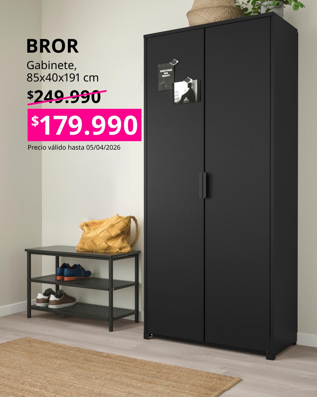 Gabinete BROR negro de dos puertas en un recibidor, junto a un banco bajo con zapatos y cartera. Texto muestra precio rebajado a $179.990 y medidas 85×40×191 cm.