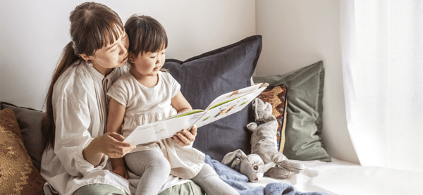 大人が子どもに読み聞かせをしている様子