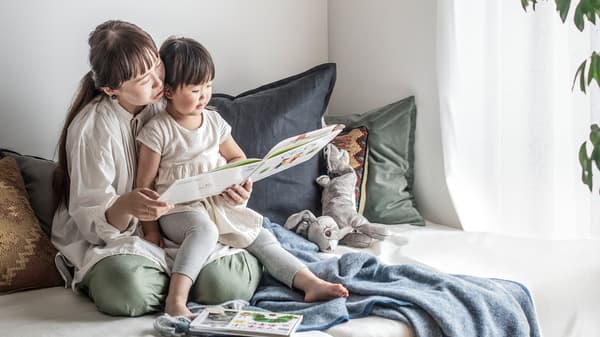 母親が子どもに絵本を読んでいる