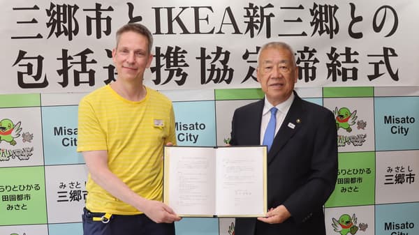写真左がIKEA新三郷 マーケットマネジャーのヨルゲン・スヴェッドルンド、右が三郷市の木津雅晟市長