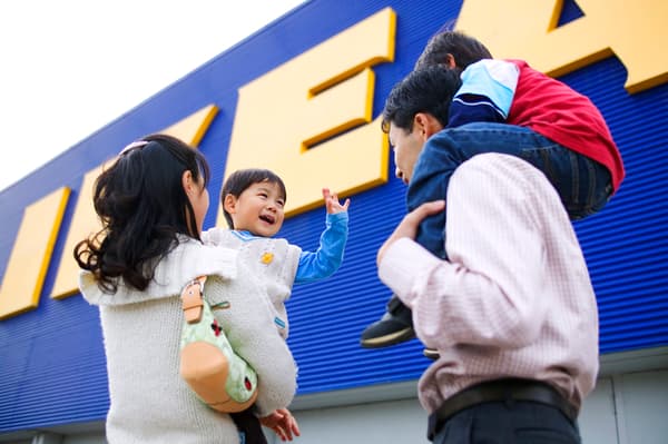 家族がイケア店舗の前で楽しそうにする様子
