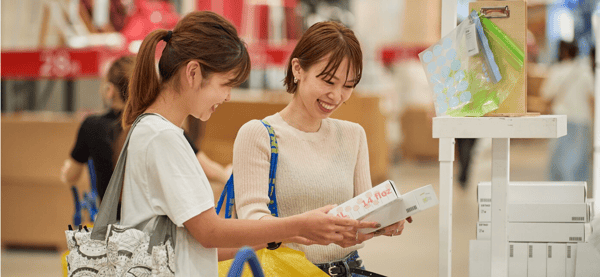 大人二人がイケア店舗のショップフロアで買い物を楽しんでいる