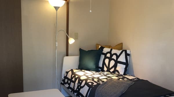 間接照明が置かれた、黒と白を基調とした落ち着いたスペース。