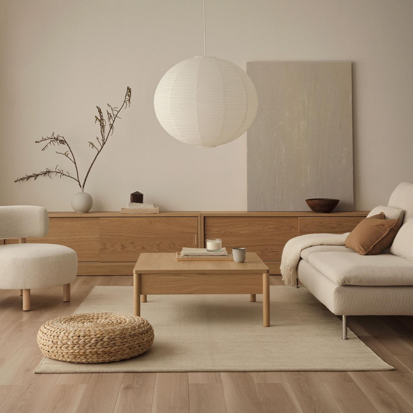 木目が活かされた家具や、ナチュラルな配色のソファやラグで落ち着きのある空間。
